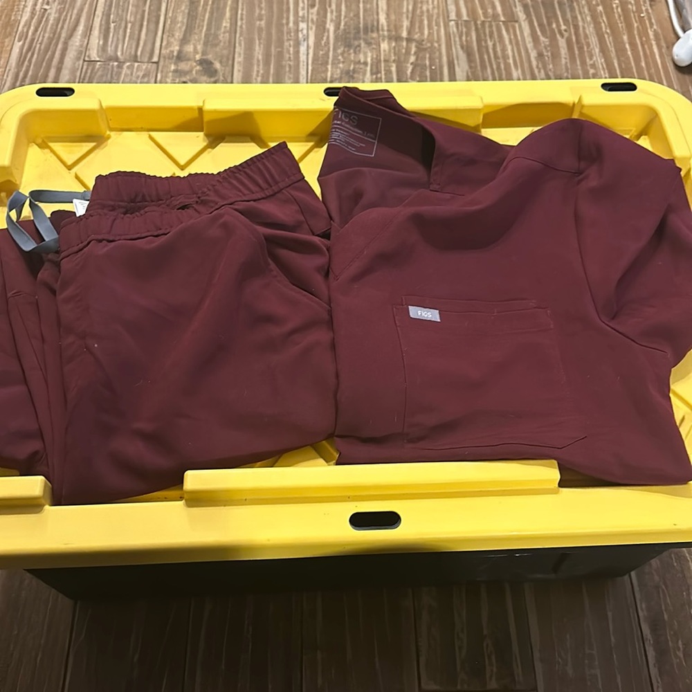 Figs technical collection xxl top, xl-t bottoms (men’s) Wine color